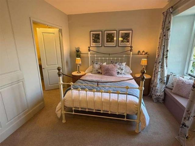5 bed house for sale