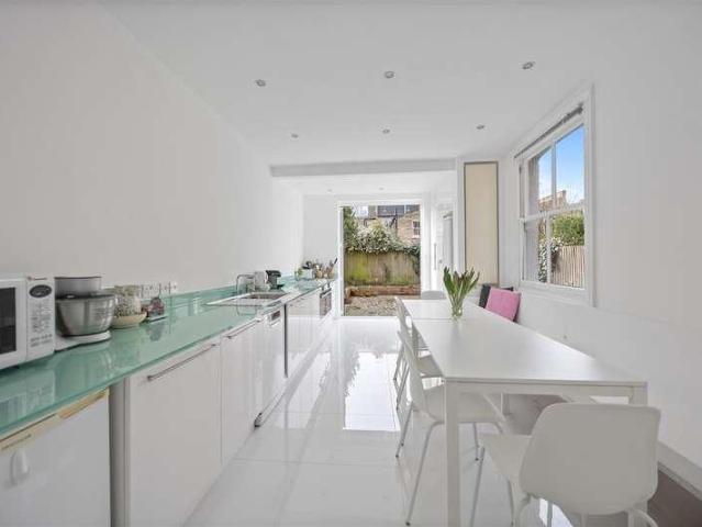 5 bed house for sale
