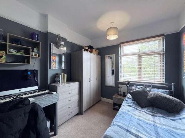 5 bed house for sale