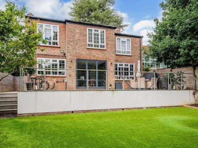 5 bed house for sale