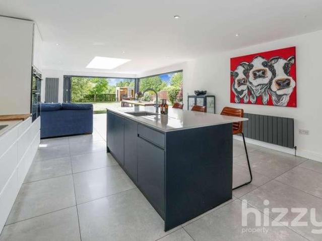 5 bed house for sale