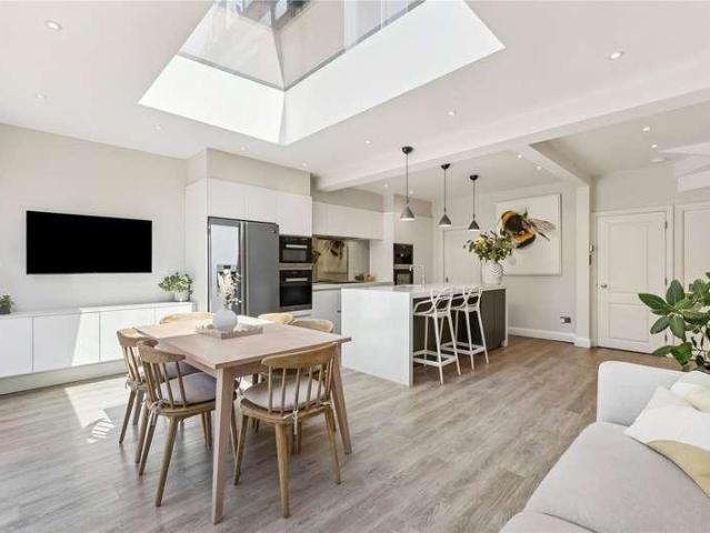 5 bed house for sale