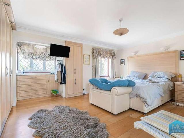 5 bed house for sale