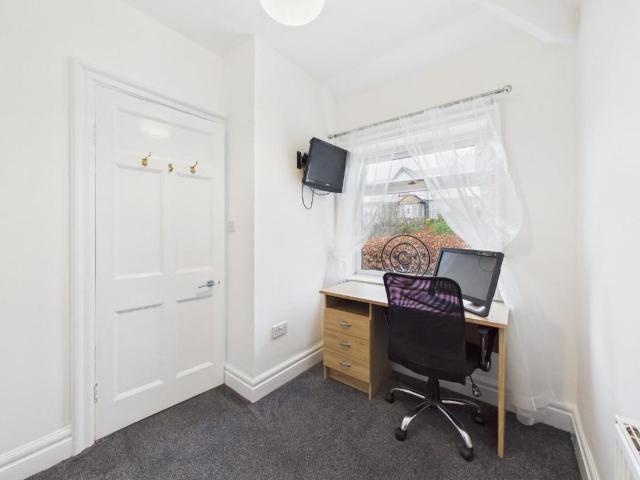 5 bed house for sale