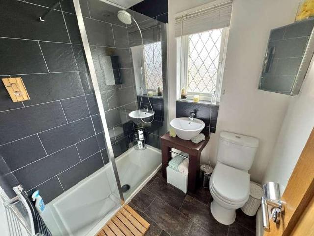 5 bed house for sale