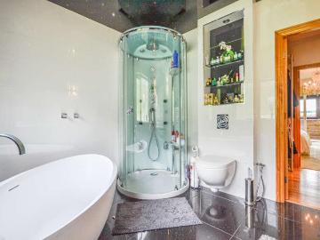 5 bed house for sale