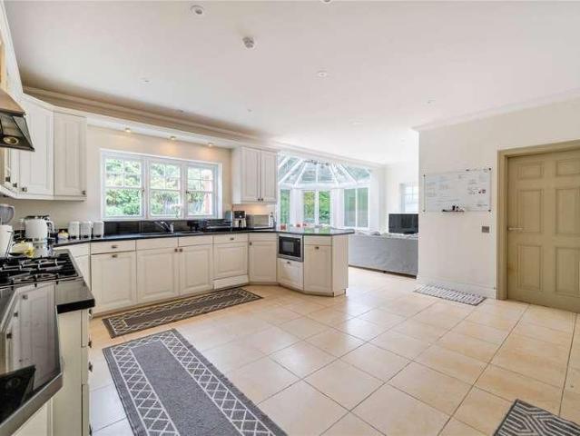 5 bed house for sale
