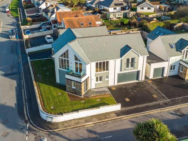5 bed house for sale