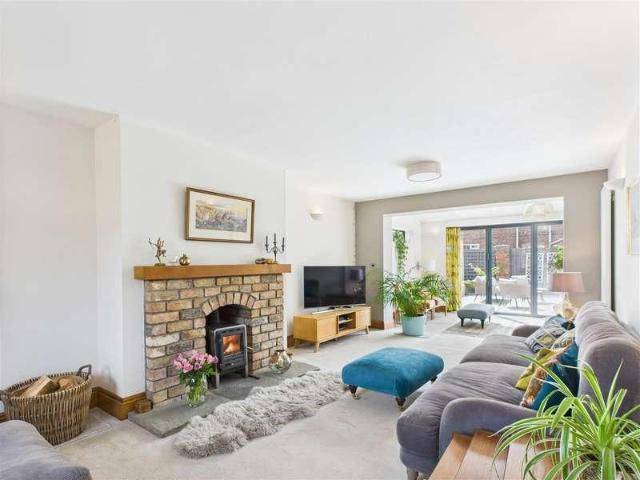 5 bed house for sale