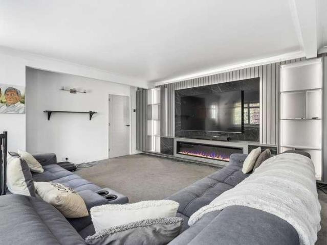 5 bed house for sale
