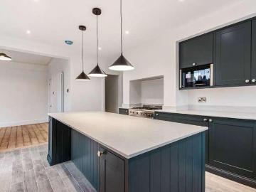 5 bed house for sale