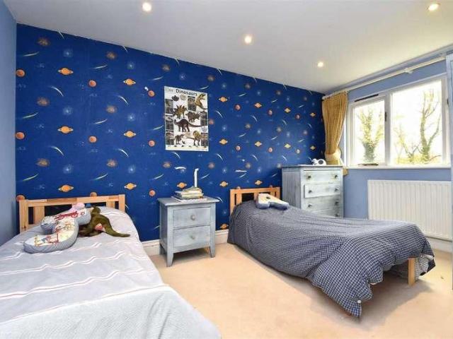 5 bed house for sale