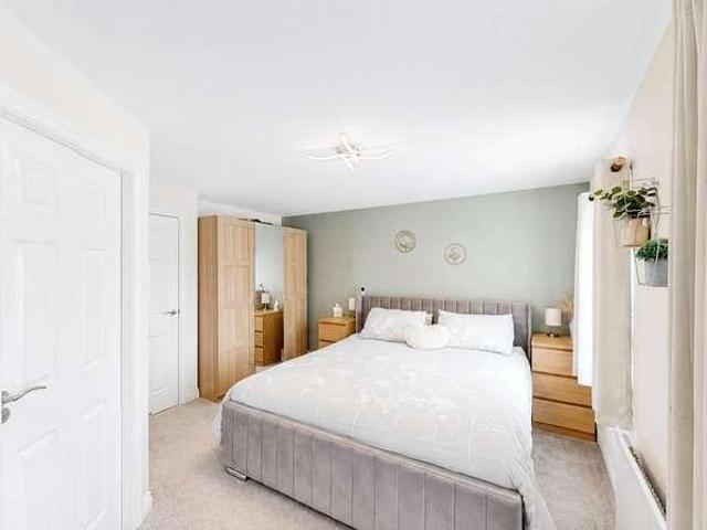 5 bed house for sale