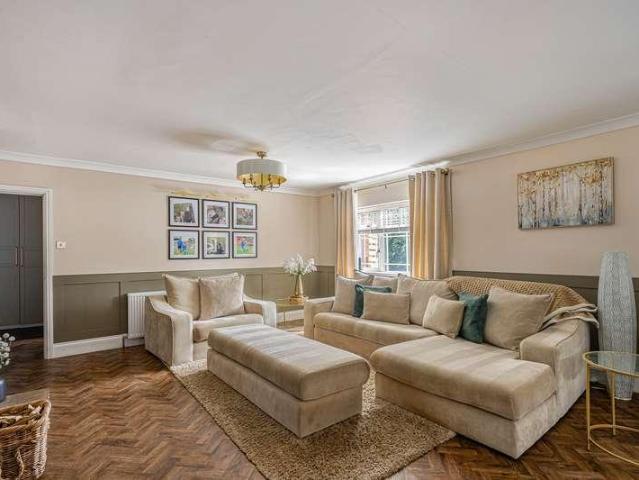 5 bed house for sale
