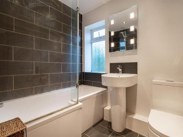 5 bed house for sale