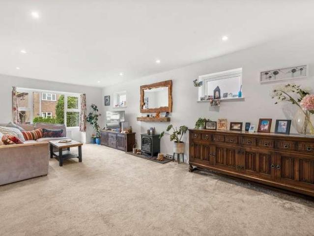 5 bed house for sale