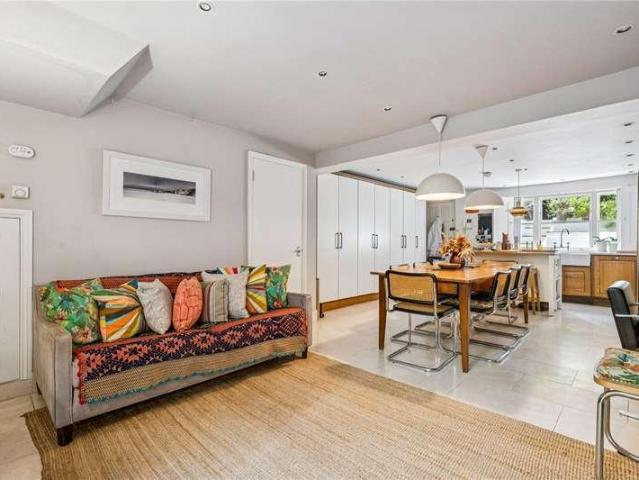 5 bed house for sale