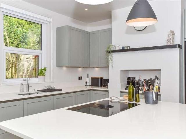 5 bed house for sale