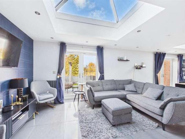 5 bed house for sale