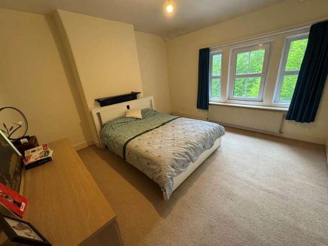5 bed house for sale