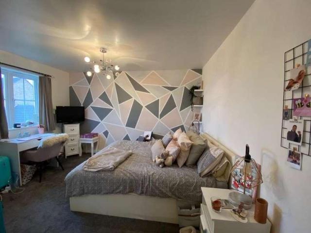 5 bed house for sale