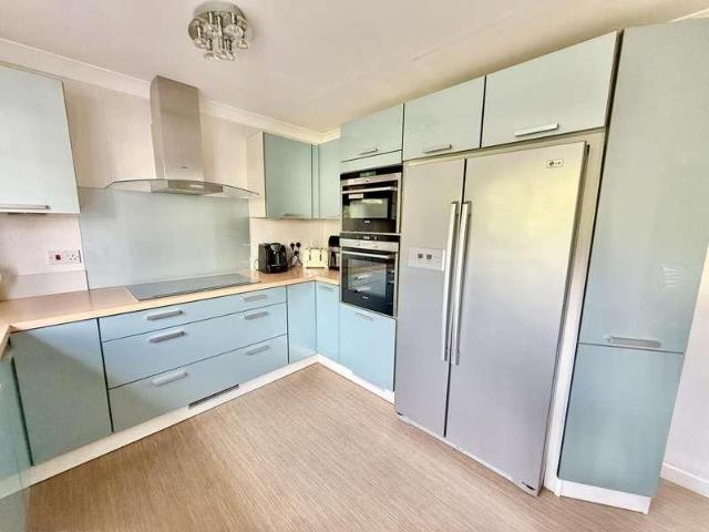 5 bed house for sale