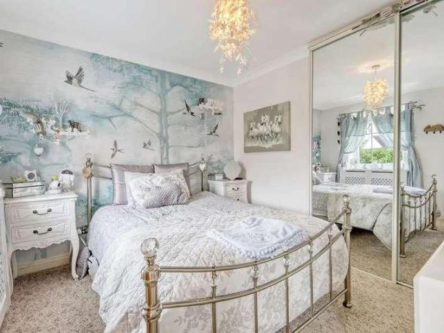 5 bed house for sale