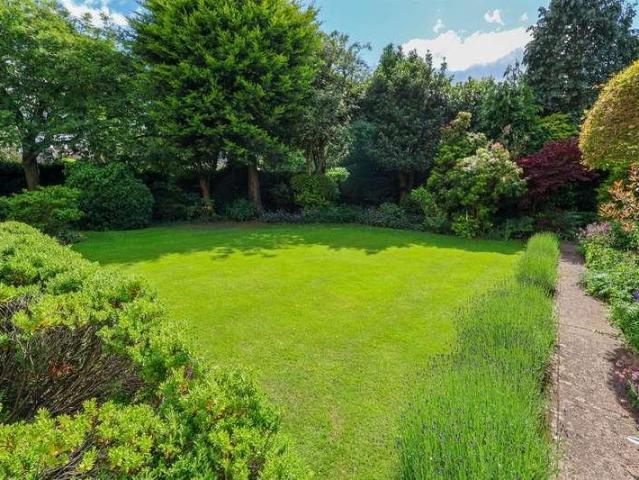 5 bed house for sale