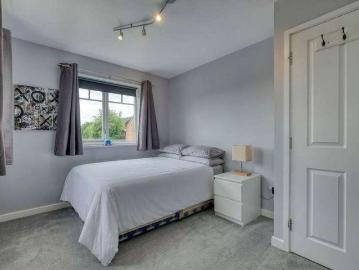 5 bed house for sale