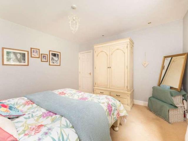 5 bed house for sale