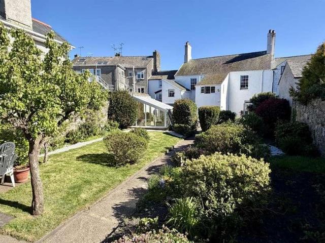 5 bed house for sale