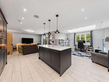 6 bed house for sale