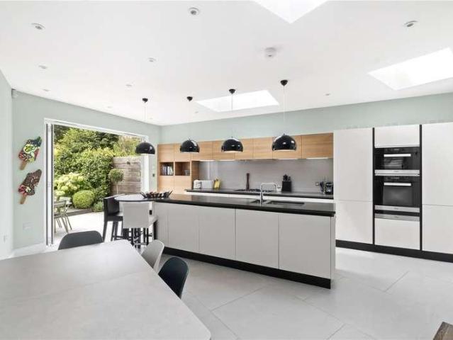 5 bed house for sale