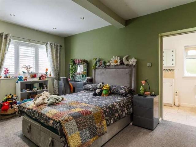 5 bed house for sale
