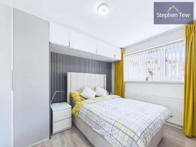5 bed house for sale