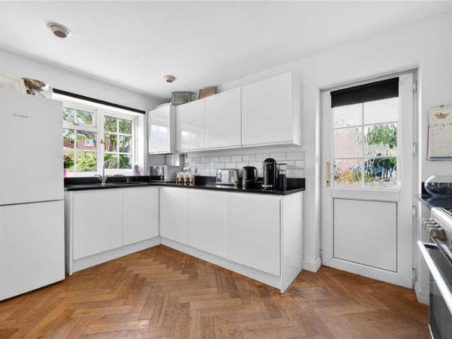 5 bed house for sale