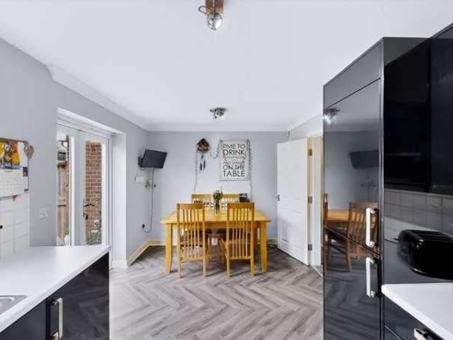 5 bed house for sale
