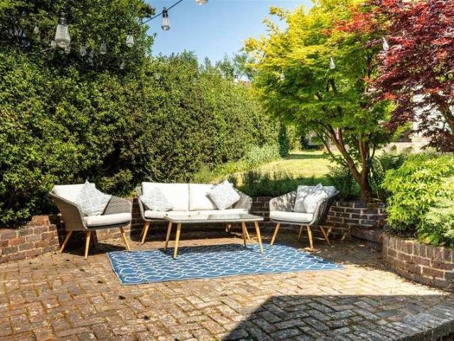 5 bed house for sale