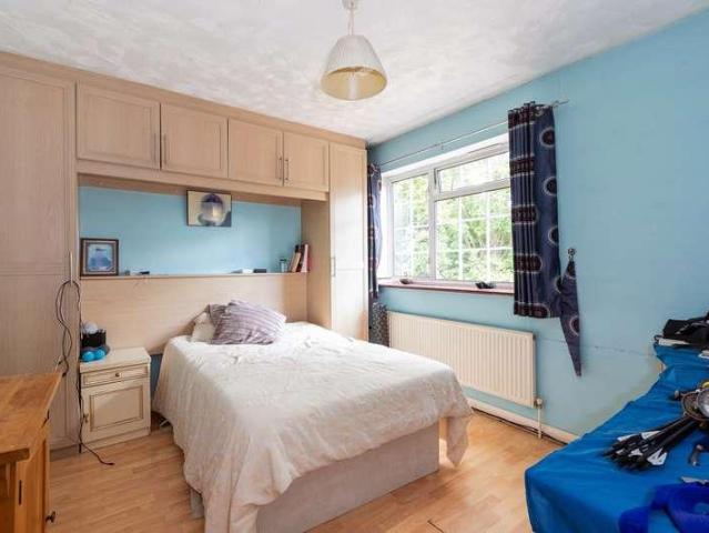 5 bed house for sale