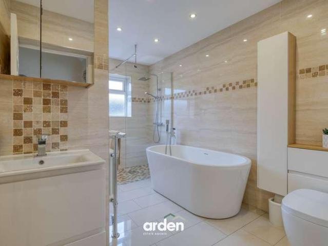 5 bed house for sale