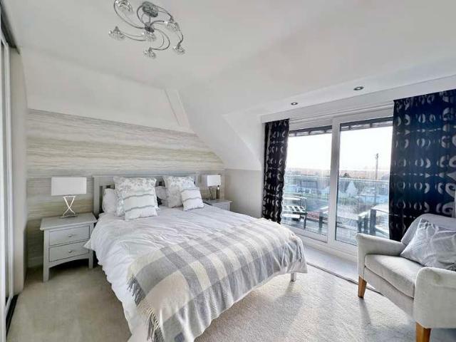5 bed house for sale