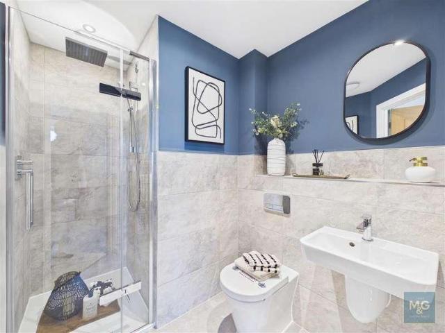 5 bed house for sale