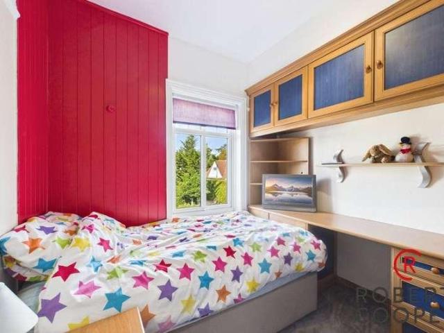 5 bed house for sale