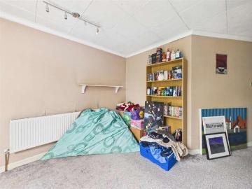 5 bed house for sale