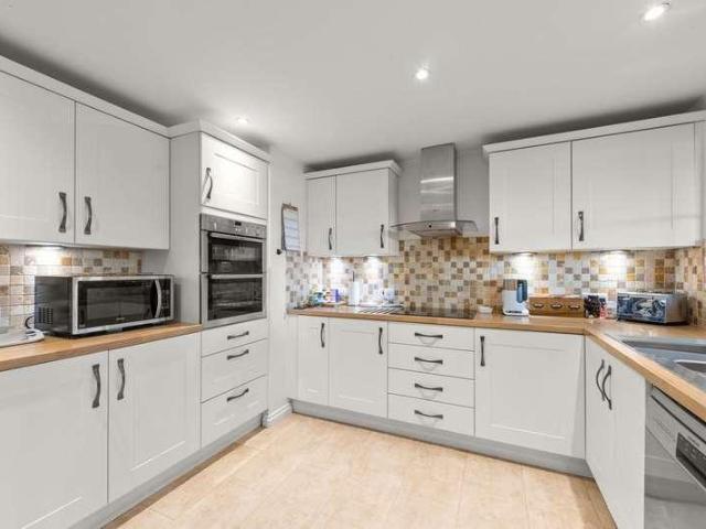 5 bed house for sale