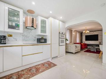 5 bed house for sale