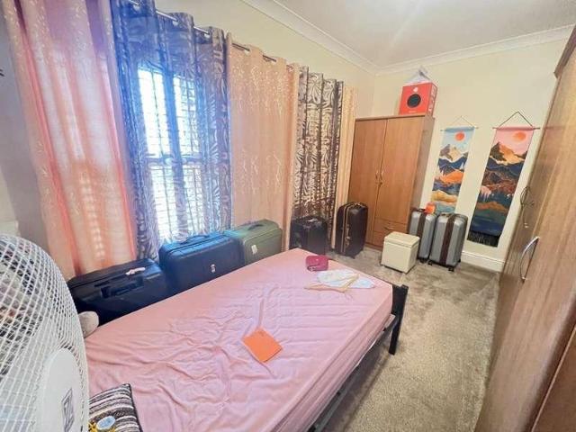 5 bed house for sale