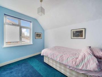 5 bed house for sale
