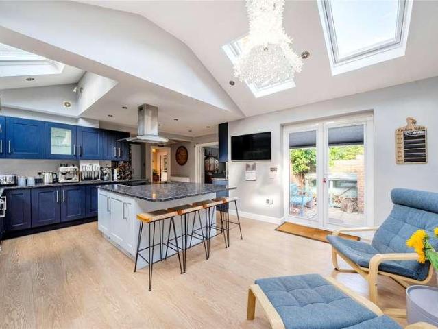 5 bed house for sale