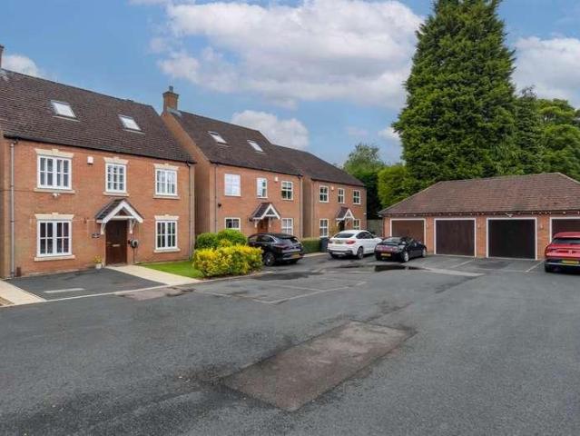 5 bed house for sale
